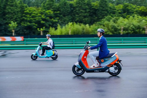 頂級設(shè)計硬核性能 雅迪電動車城市高端品牌VFLY震撼上市